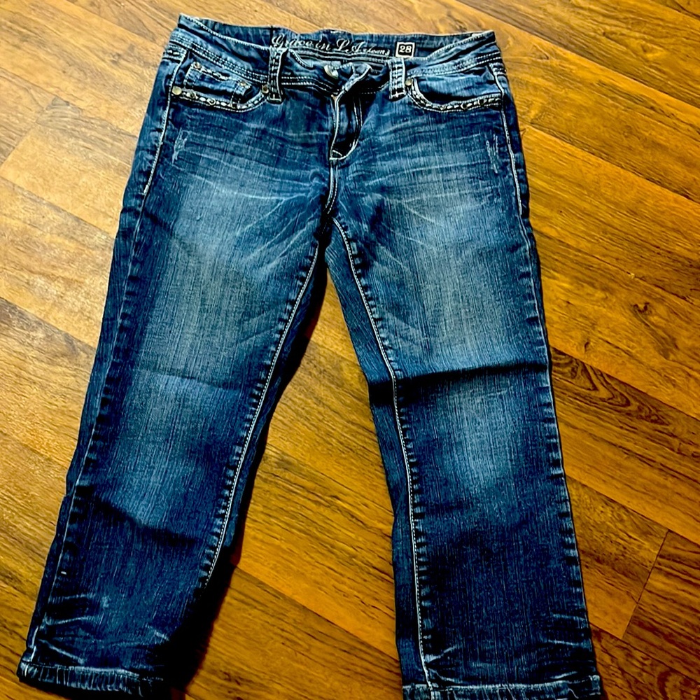 Grace in LA capris. Size 28. Good condition. Pre-worn